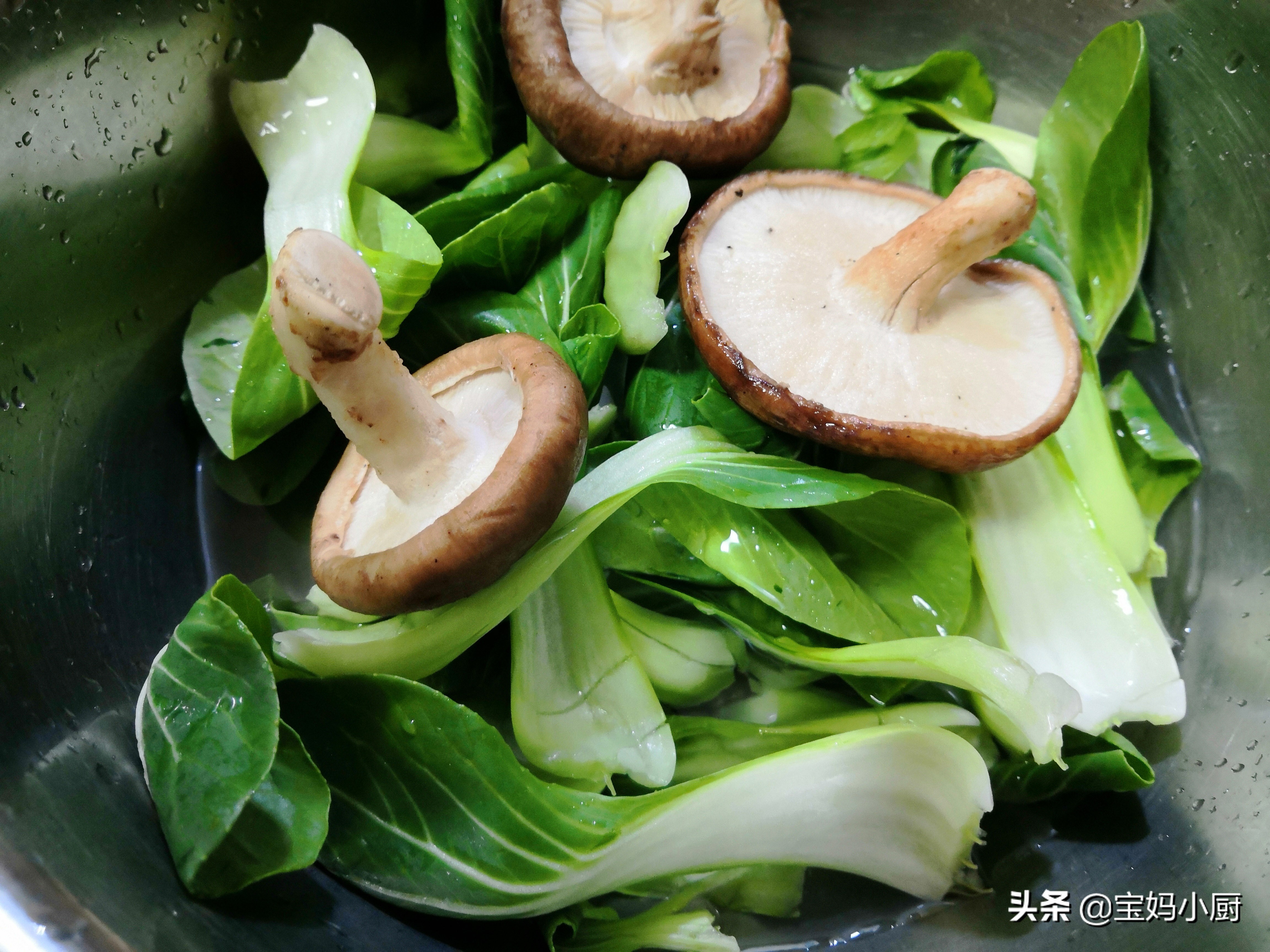 蒸饺皮硬，是你和面的水没用对，照着做，软乎乎，放一天都不硬