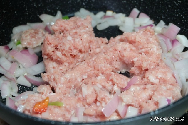 夏天常做的拌面，有肉有菜还有芝麻酱，做法简单味道好，全家都爱