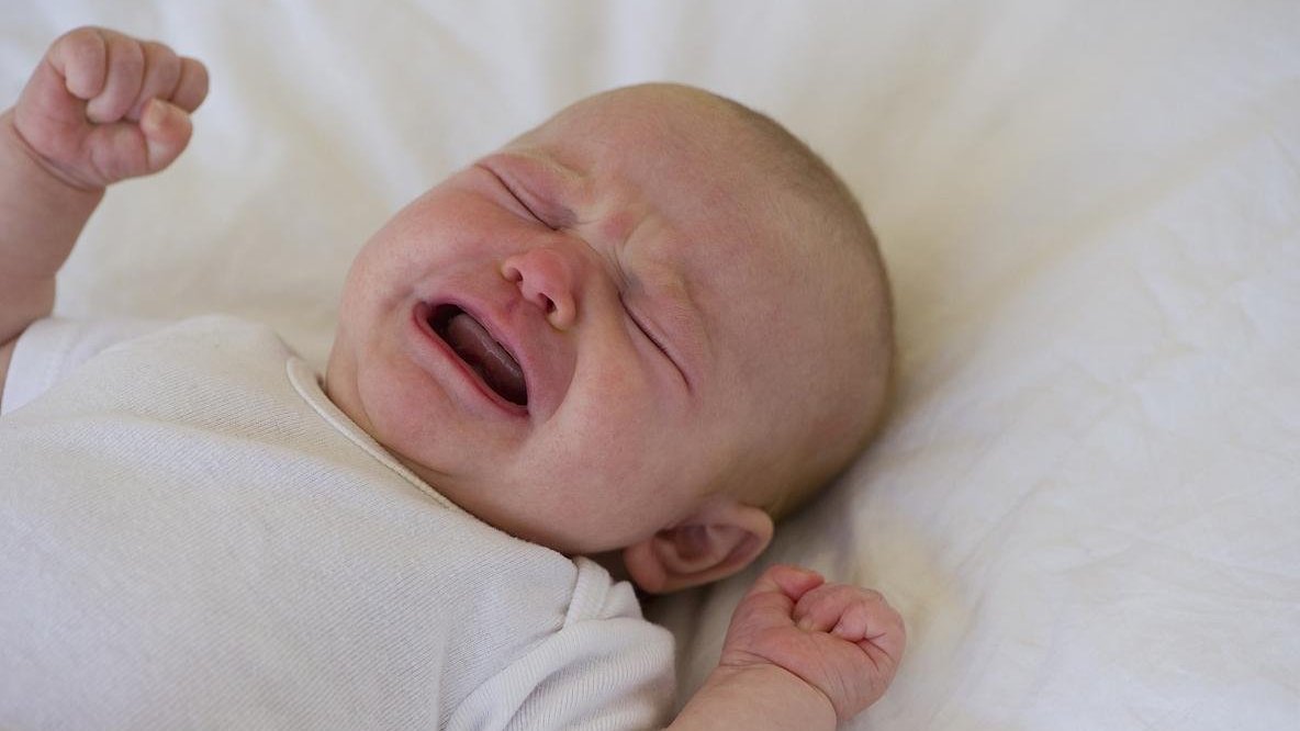 睡姿不当会导致新生儿头骨变形，不少新手妈妈还不懂，及时纠正