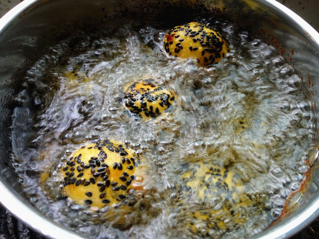 孩子很喜欢吃的南瓜芝麻球，外酥里糯的，大人孩子都喜欢