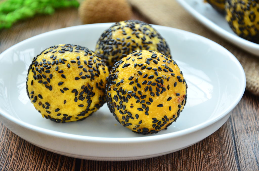 孩子很喜欢吃的南瓜芝麻球，外酥里糯的，大人孩子都喜欢