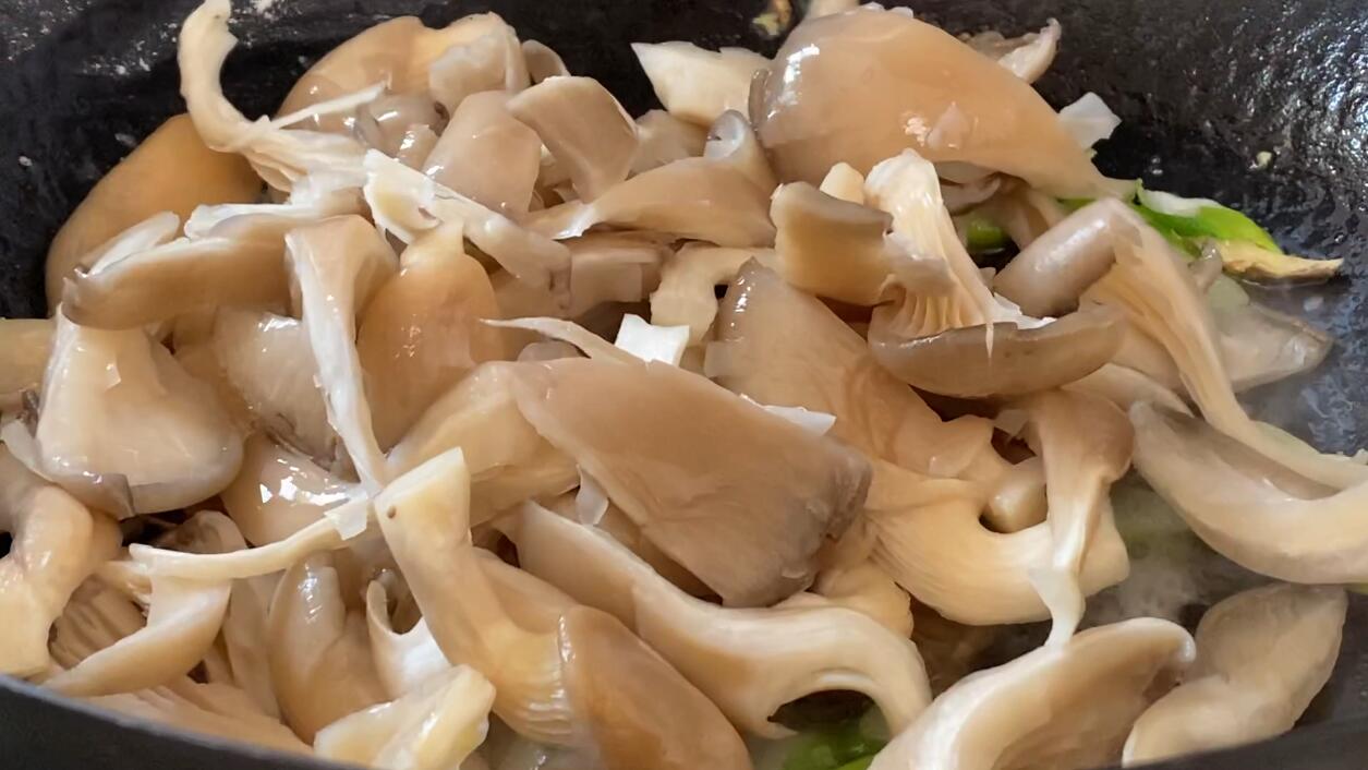 5月不要错过这道蘑菇汤，简单一做，鲜香美味，好吃到停不下来