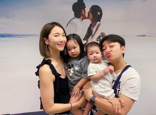 全家逐渐蓝化！王祖蓝带妻女玩模仿，Gabby模仿到位一脸得意