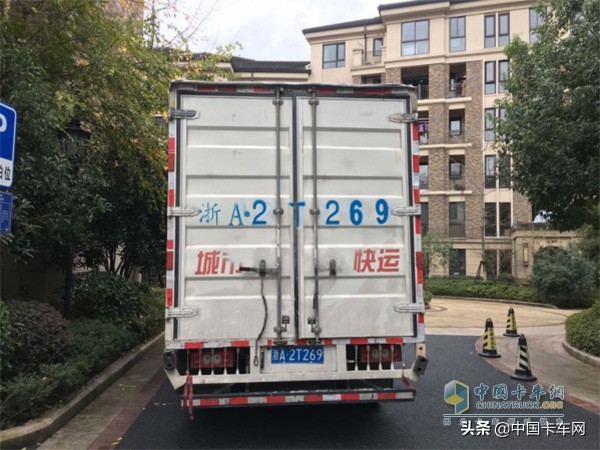 奥铃TX跟车半天 城市快运人的生活知多少