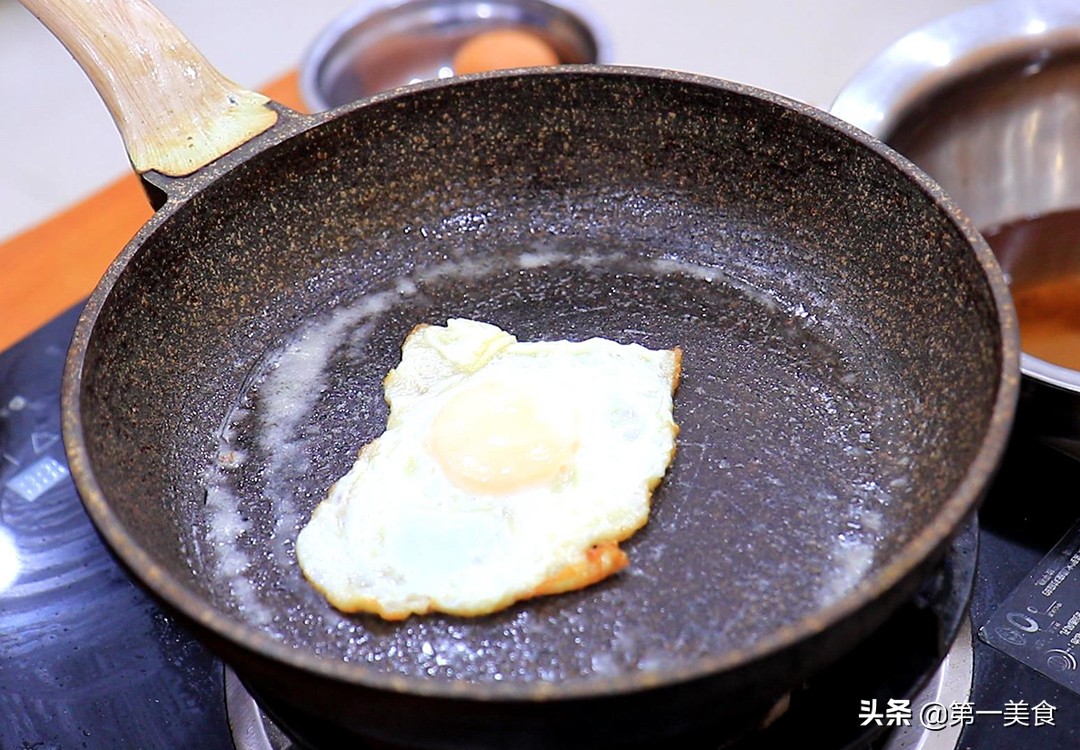 图片[3]-厨师长教你3种煎荷包蛋做法和技巧 不粘锅不散-起舞食谱网