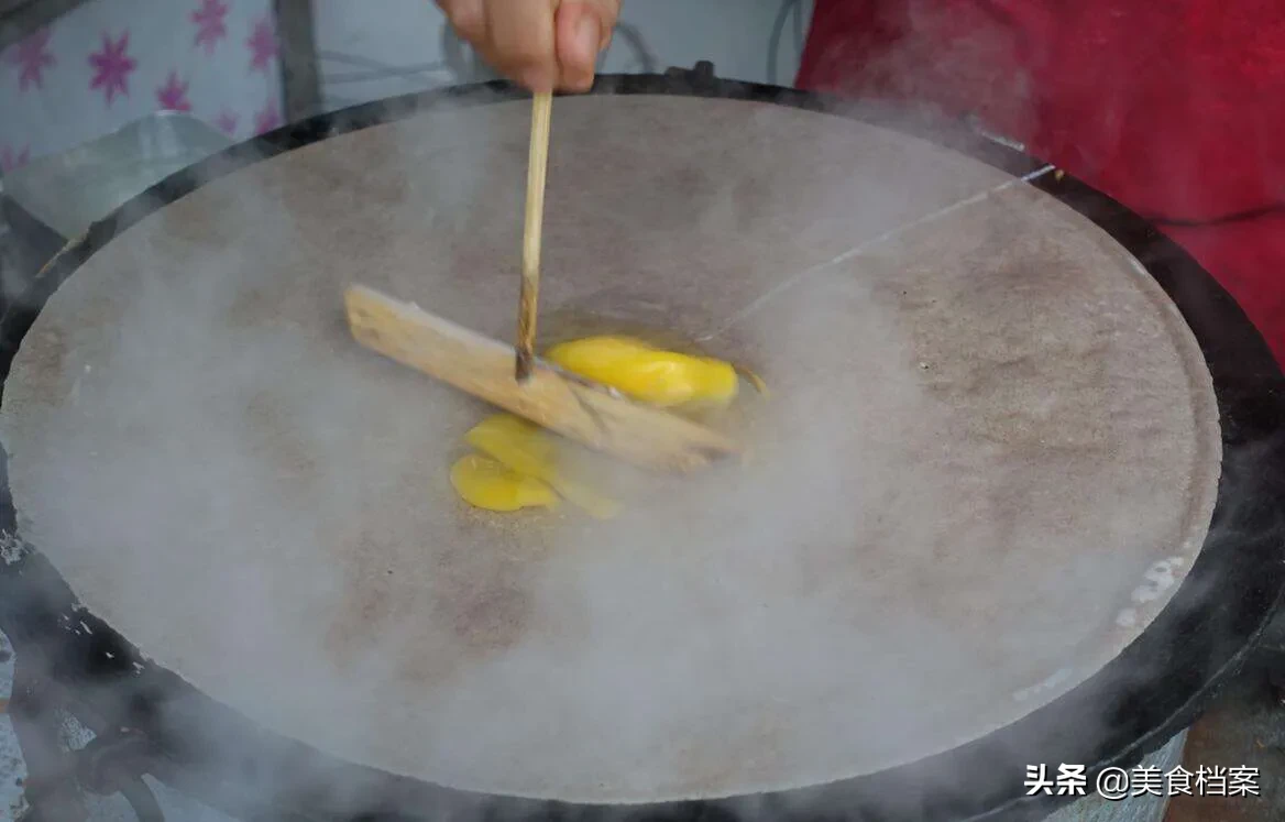 山东煎饼卷大葱的正宗家常做法，传统手工制作这些工具你认识吗？