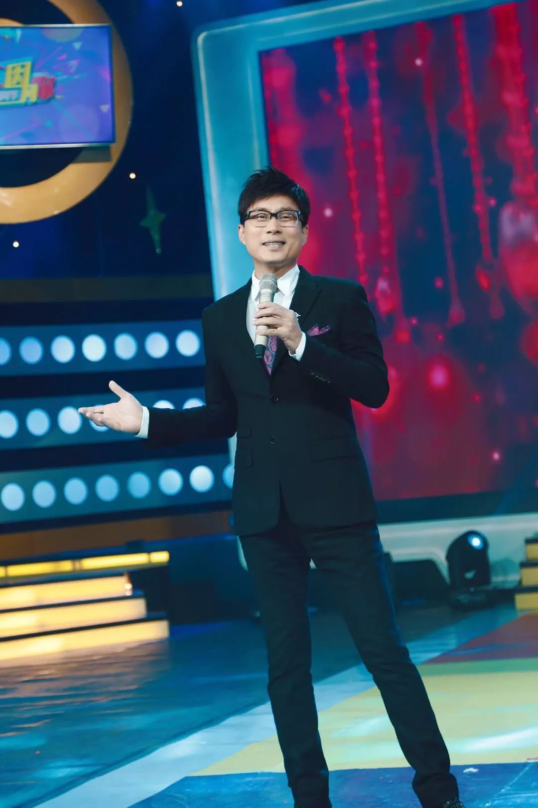 广东台主持人任永全实力财力,人缘了得,成立明星义工队投身公益