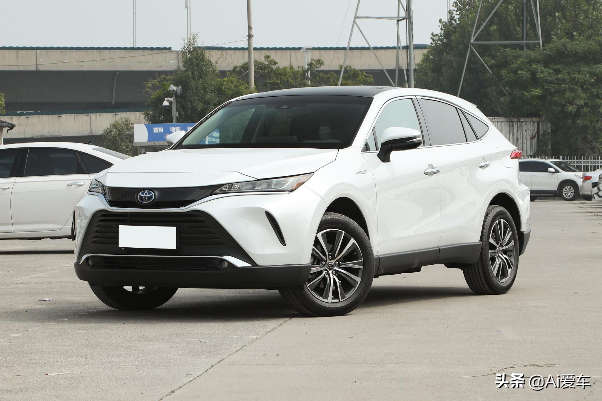 4.5L油耗，丰田新款家用SUV，外观新潮内饰高档，实拍凌放HARRIER