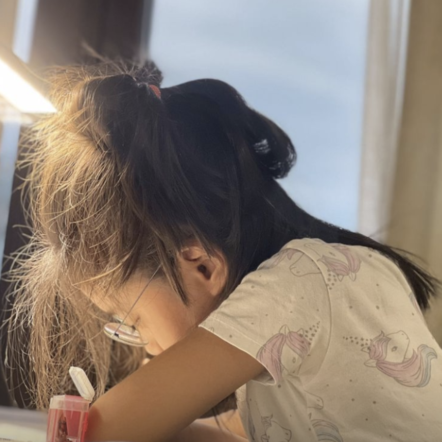 咘咘凌晨五点多起床做功课，戴着眼镜超专注，贾静雯却反而不适应