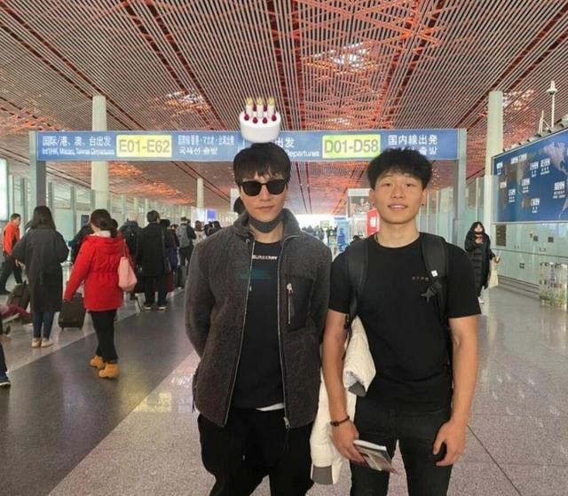 陈坤儿子为他庆生，首晒机场照大变样，19岁个子比爸矮模样成熟