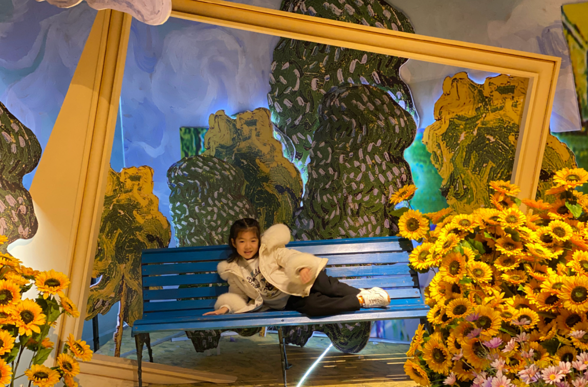 章子怡晒出游照，全家抱团取暖，继女小苹果坐中间家庭地位提升