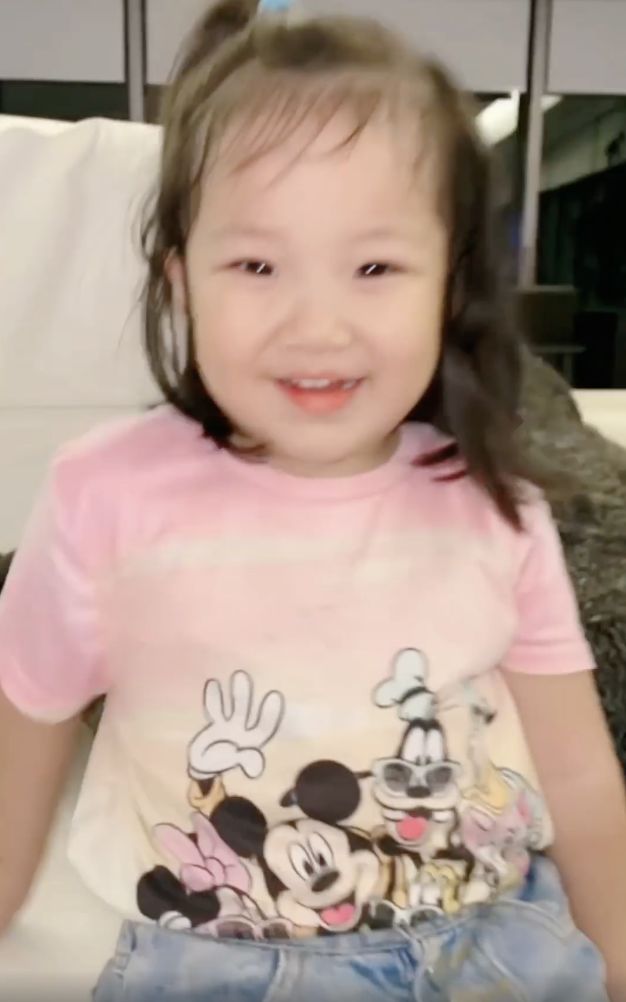 王祖蓝和老婆女儿转动眼球，Gabby画风搞笑，被调侃全家“蓝化”