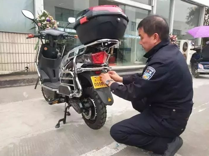 电动车挂牌全国推行，4种牌照意义大不同，你挂对了吗