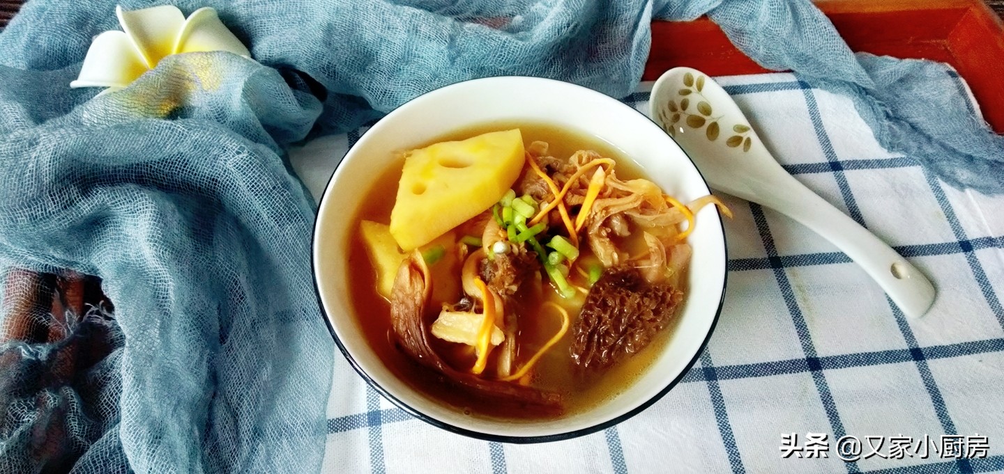 一款特适合秋冬季给家人食补的鸭架汤，补肺润燥、健脾养胃又不腻