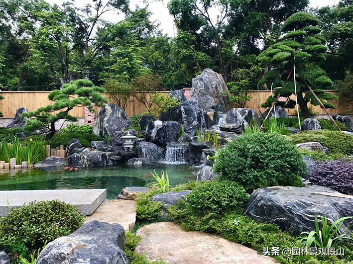 一座宅院配上这么一个鱼池再加上这座假山——绝美