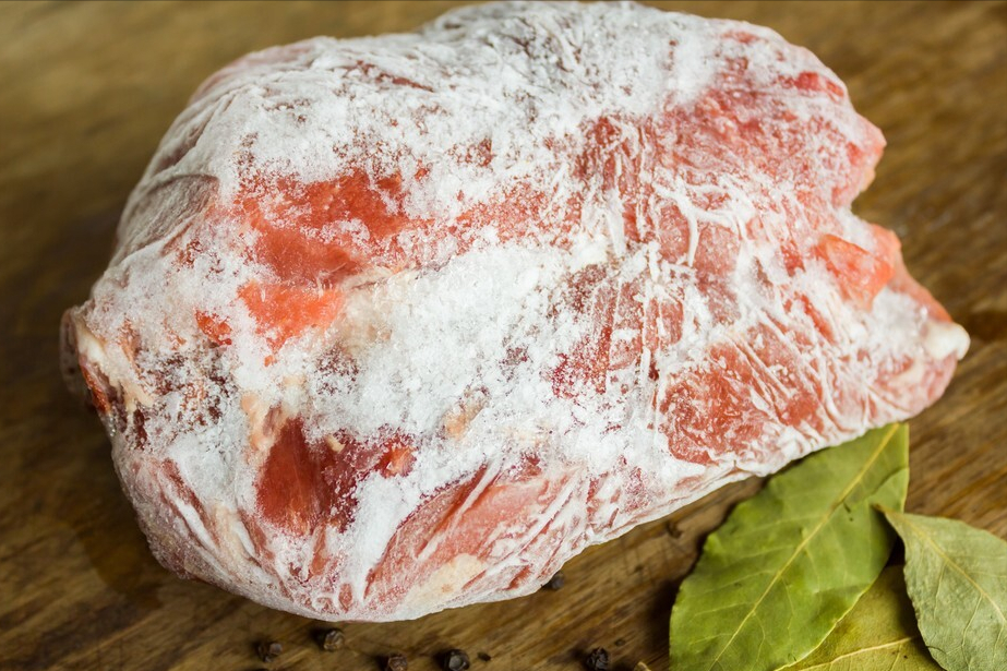 别再用热水解冻肉了，老师傅教你2招，10分钟解冻，肉质很新鲜