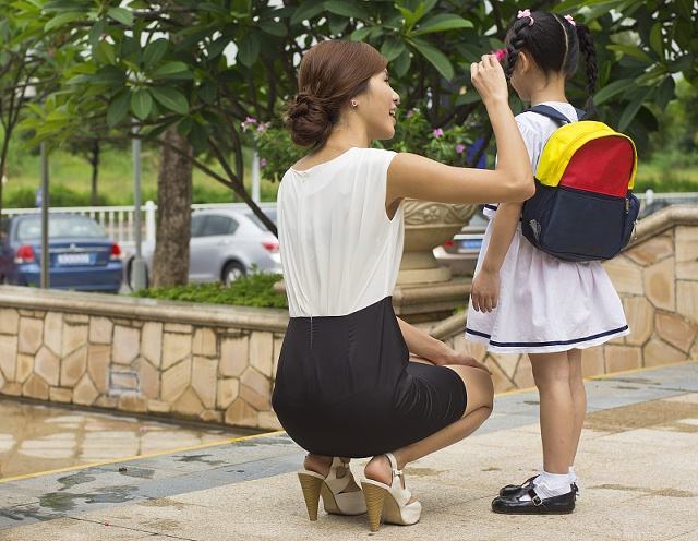 儿子收幼儿园同学礼物，妈妈以为是玩具刚想扔，老师要回：是金子