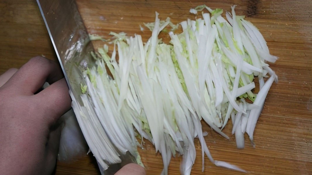 年后大鱼大肉吃腻了，教你最解腻凉拌白菜心的做法，脆嫩又爽口