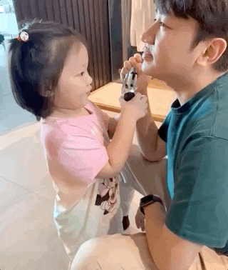 王祖蓝和老婆女儿转动眼球，Gabby画风搞笑，被调侃全家“蓝化”