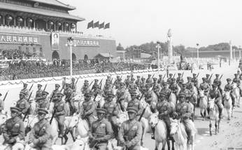 新中国成立以来的14次国庆阅兵 </p><p>　　 多图