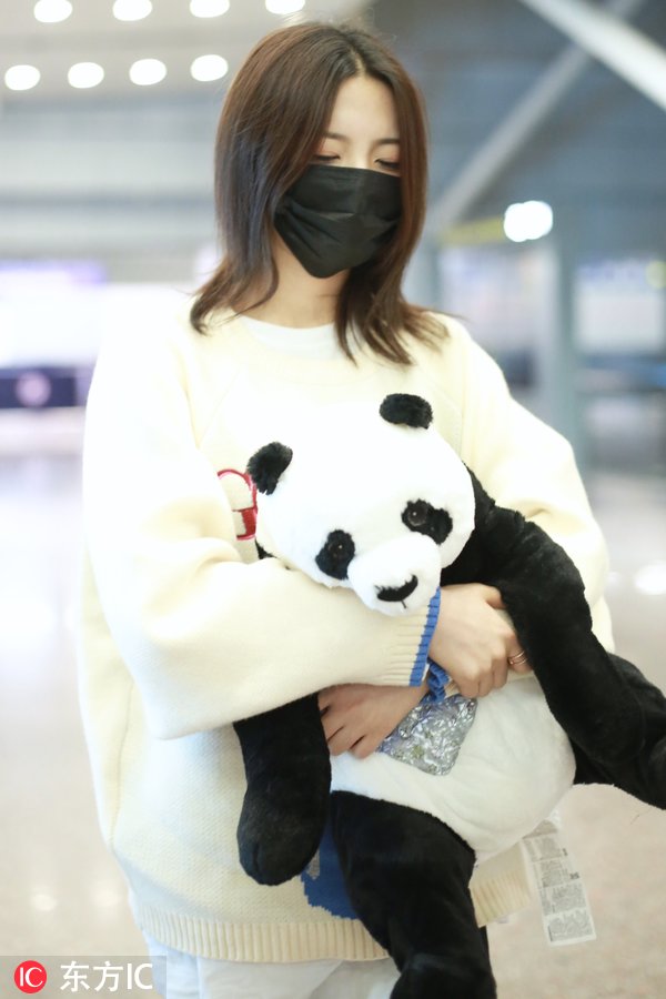 杨超越行程繁忙走路昏昏欲睡,一手紧抱熊猫一手被拉着行走超可爱