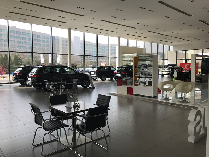 进口大众青岛百得利4S店居然只有“途锐”展车 客服称可到售后试驾客户的车