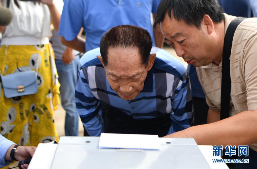 一颗稻谷里的爱国情怀——记“杂交水稻之父”袁隆平