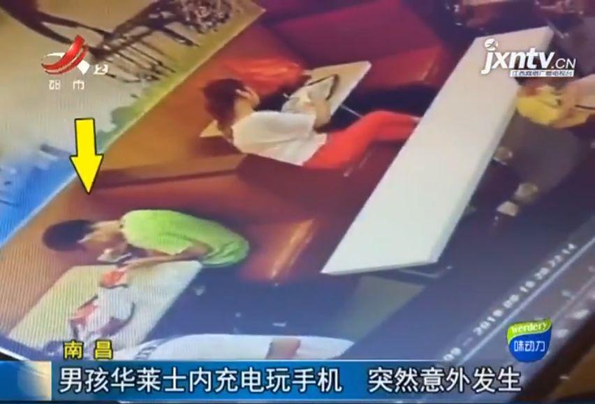 Sad! 13-year-old boy playing with the phone fast food restaurants, stiff body suddenly died! Many people have this habit