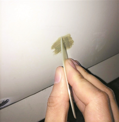 用补漆笔修复刮痕能省几百元?试试看……