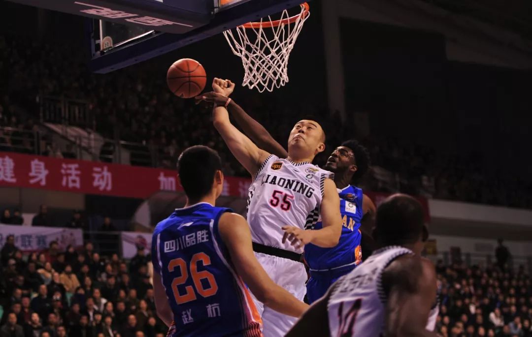 与莫雷熟识的篮球评论员,前espn记者袁方就曾公开表示:"从2015年夏天