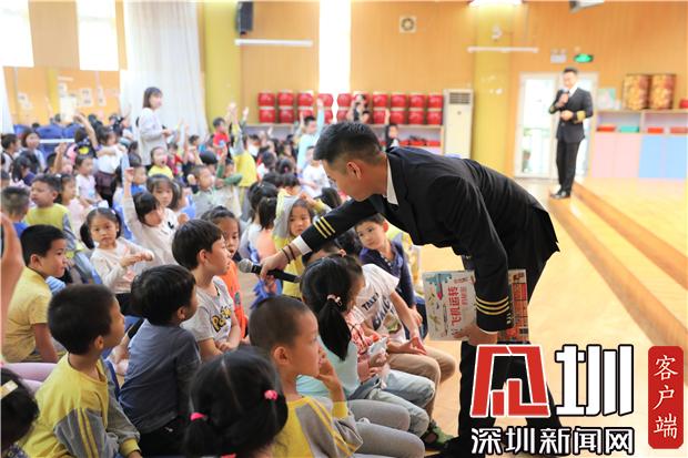 深航帅气机长美丽空姐走入幼儿园普及航空安全知识