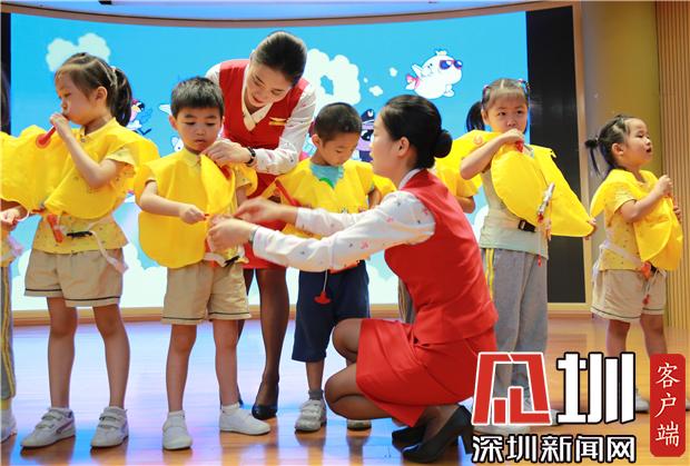 深航帅气机长美丽空姐走入幼儿园普及航空安全知识