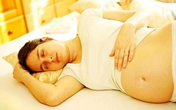 孕晚期，妈妈最好别采用这2种睡姿，胎儿容易缺氧，孕妇别大意