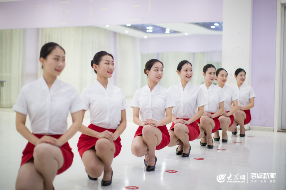 帅哥女神大长腿!实拍“00后”备战空乘艺考