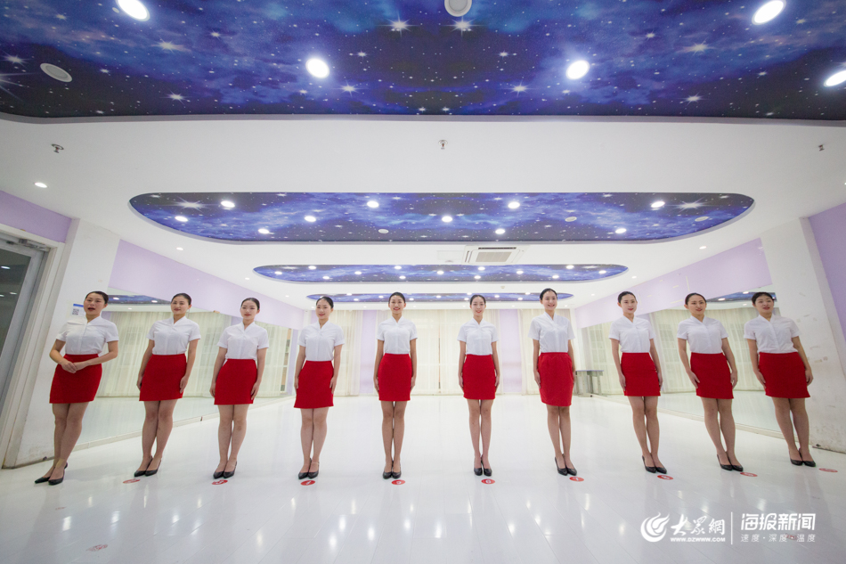 帅哥女神大长腿!实拍“00后”备战空乘艺考