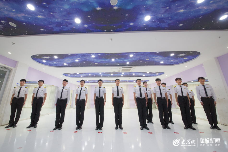 帅哥女神大长腿!实拍“00后”备战空乘艺考