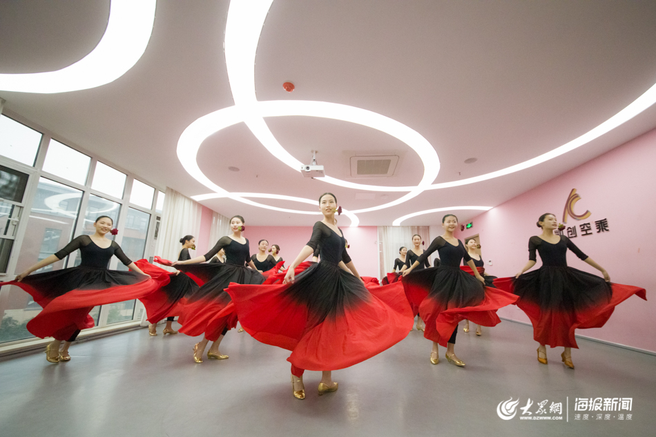帅哥女神大长腿!实拍“00后”备战空乘艺考