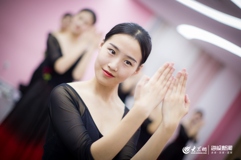 帅哥女神大长腿!实拍“00后”备战空乘艺考