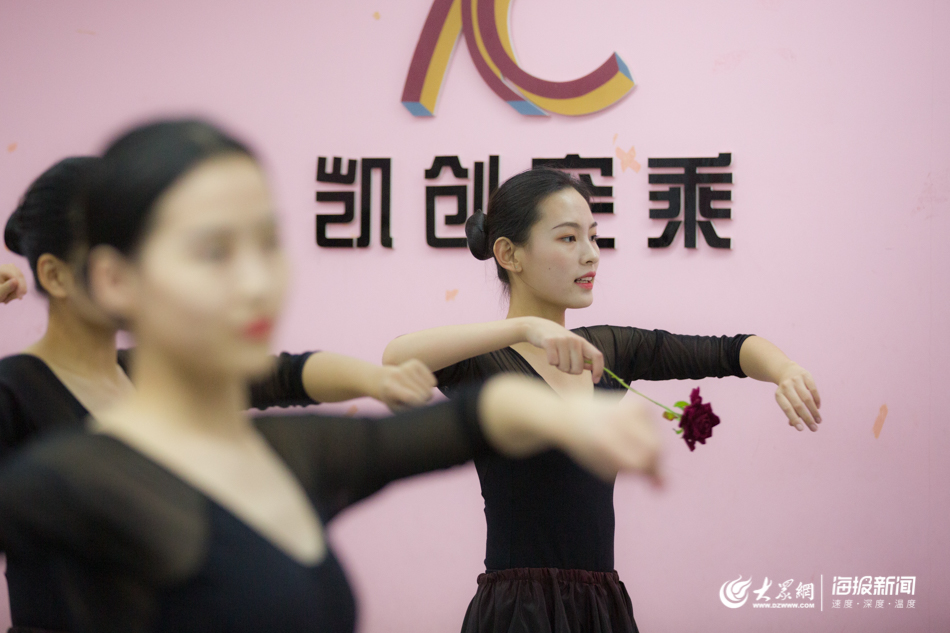 帅哥女神大长腿!实拍“00后”备战空乘艺考