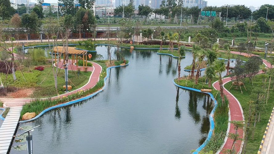 永和污水处理厂四期污水处理最后一环人工湿地入口处,经多级工艺处理