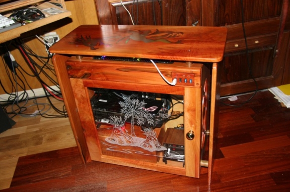 《魔兽世界》骨灰级玩家打造木质pc机箱 人老心不老