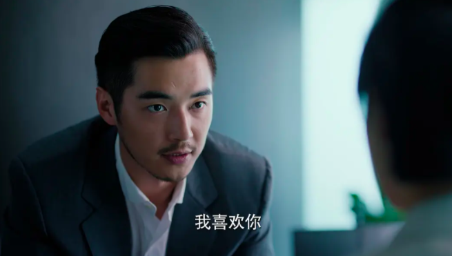 陈贝长着一张交际花的脸,却是三好学生的心,向来循规蹈矩的她,还是