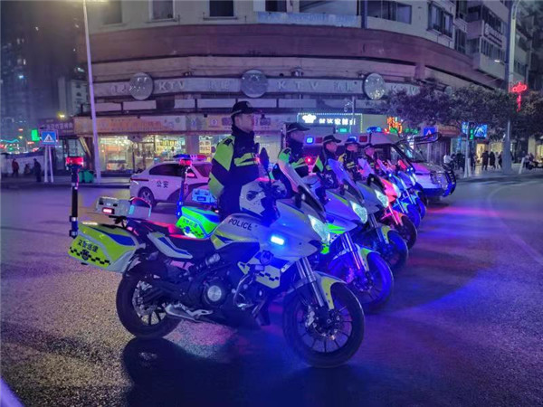 贵州遵义汇川交警平安夜多举措保平安