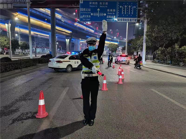 贵州遵义汇川交警平安夜多举措保平安