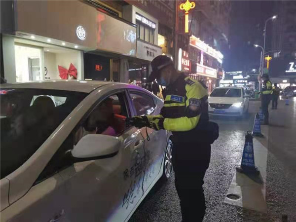 贵州遵义汇川交警平安夜多举措保平安
