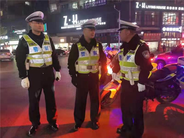 贵州遵义汇川交警平安夜多举措保平安