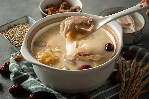 老母鸡汤的功效与作用（老母鸡炖汤有营养吗）