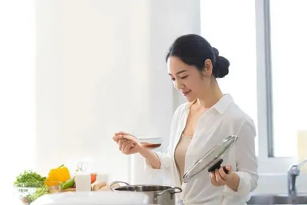 老母鸡汤的功效与作用（老母鸡炖汤有营养吗）