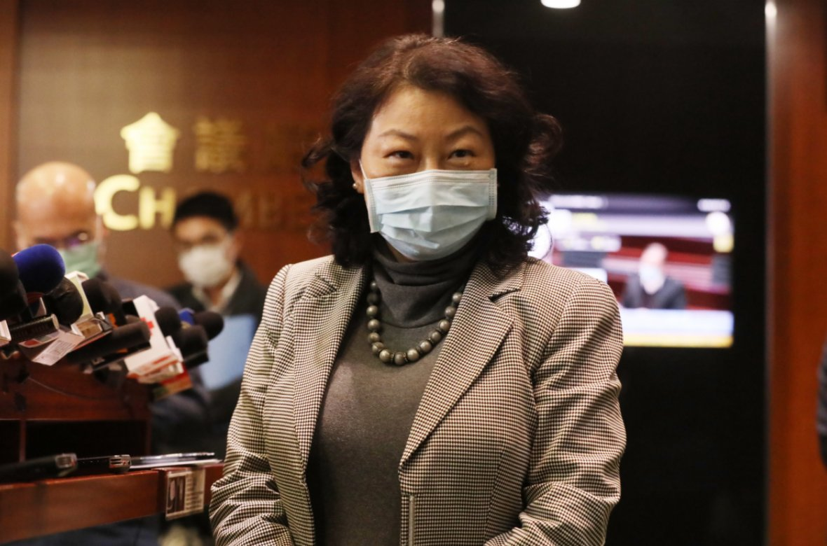 英国议员指责港版国安法，港府律政司司长回呛