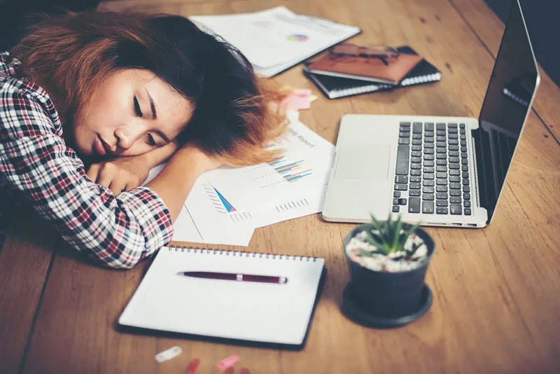 趴着睡午觉的危害 如何科学午睡？